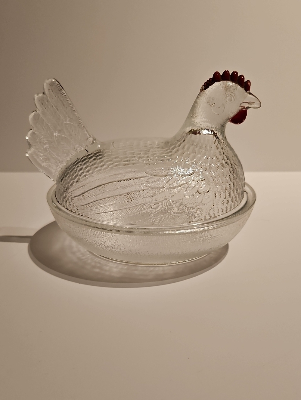INDIANI GLASS HEN OEN ON NEST CLEAR GLASS WITH RED COMB